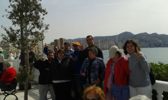 Grupo de personas de vacaciones en la costa.