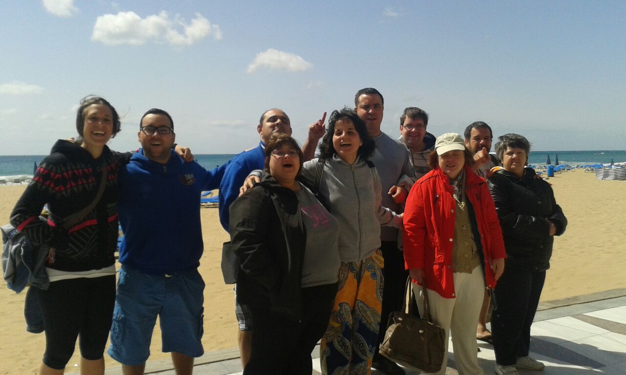 Grupo de personas en la playa de vacaciones
