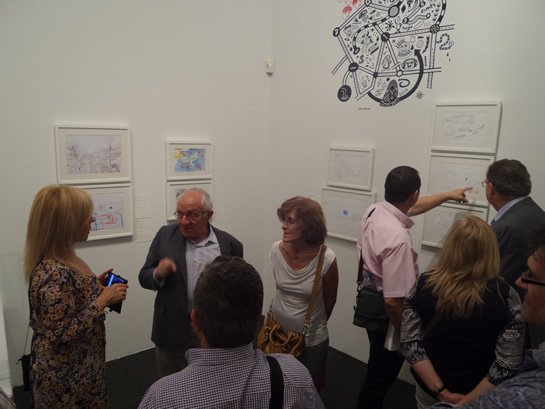 Socios comentando la exposición Yo veo lo que tú no ves en Caixa Forum