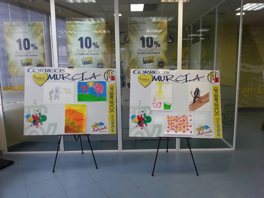 Obras de Mail Art expuestas en correos