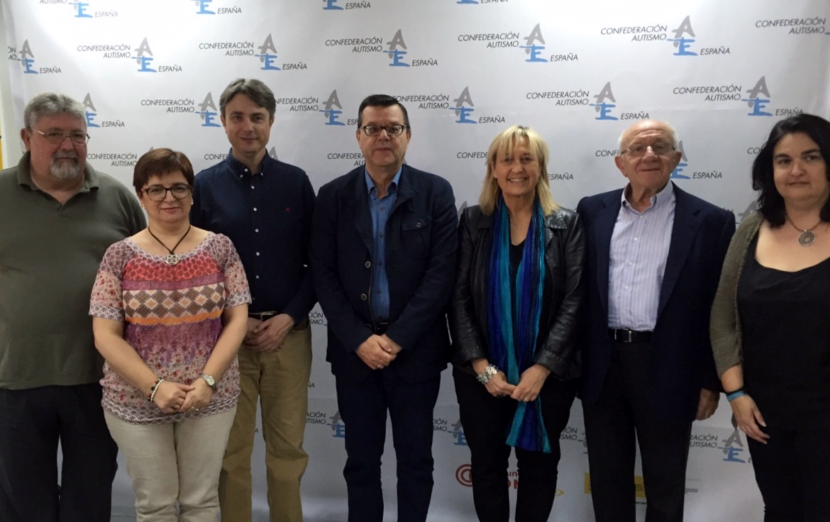 Jose Luis Martinez Donoso con la Junta Directiva de Autismo