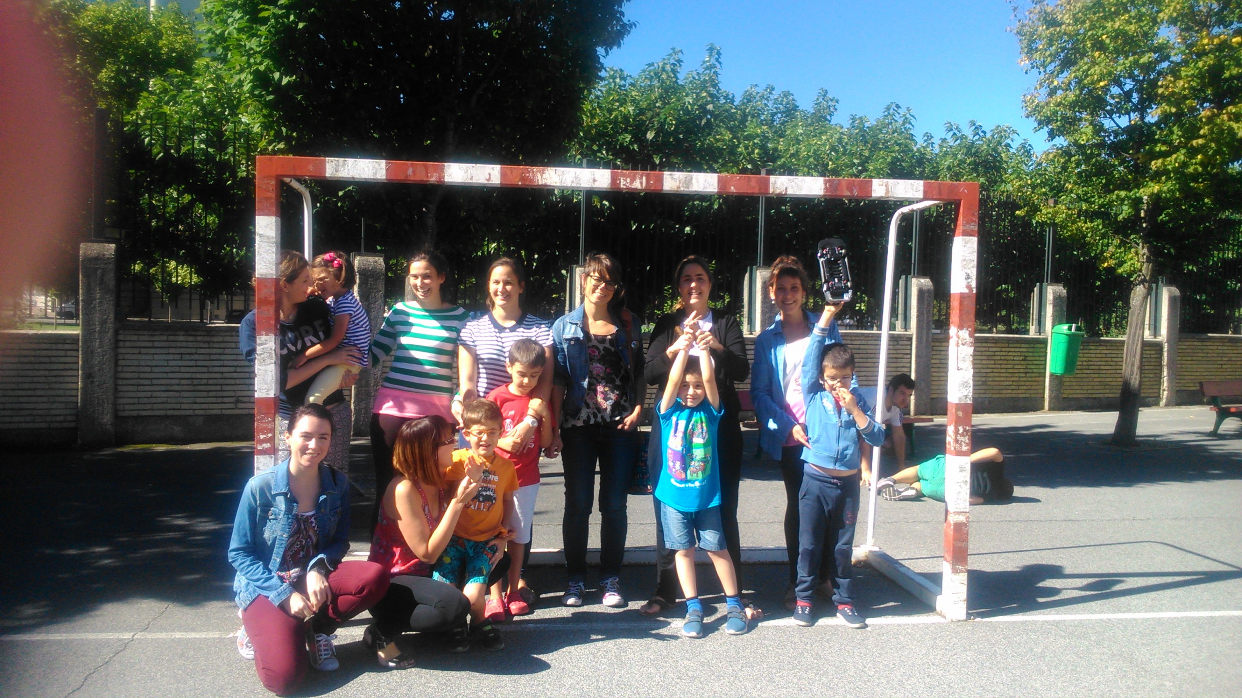 En la fotografía la Concejala de Educación junto con Paula Rodríguez (Directora de ANA), y varias monitoras y niños participantes en la escuela.