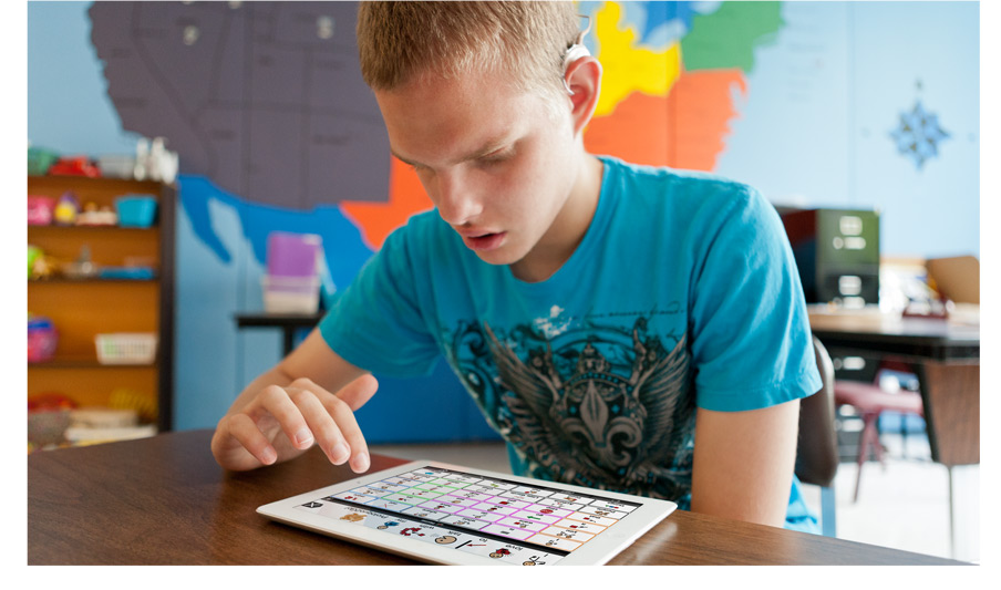 nino-autista-usando-ipad-como-en-la-campana-de-apple