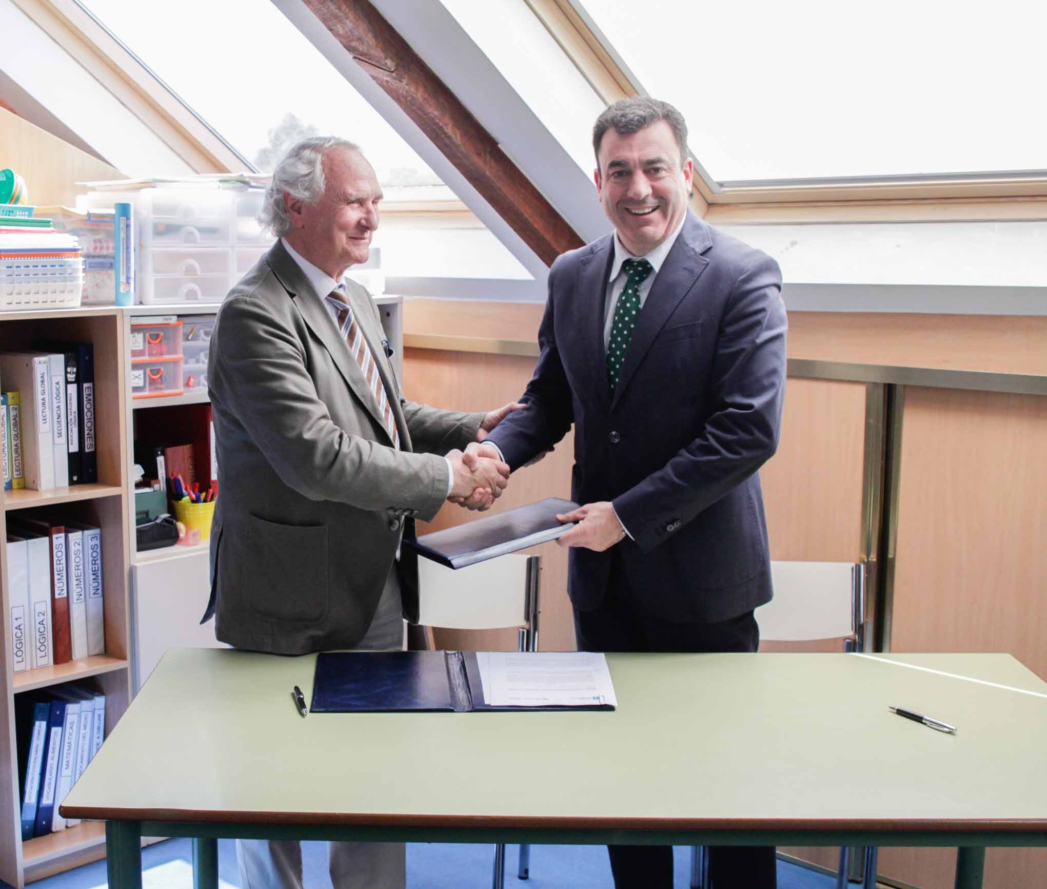 iqda_a_derecha_director_general_de_fundacion_menela_cipriano_l