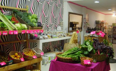 Carlos firma su primer contrato de empleo