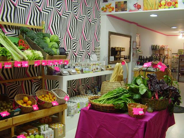 Carlos firma su primer contrato de empleo