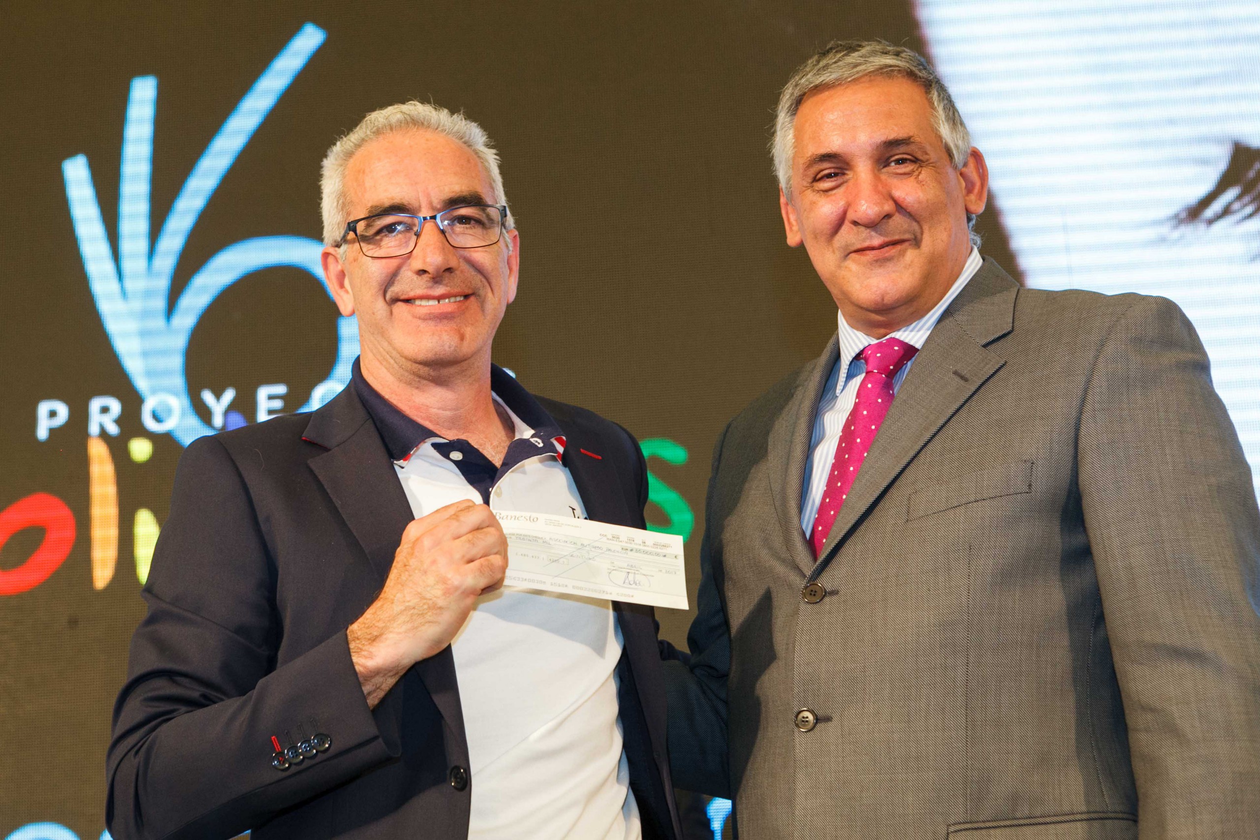 En la imagen, miembro de la Junta Directiva de Autismo Palencia, César Martín y el director de Recursos Humanos Supermercados Carrefour España, José Andrés Canales)