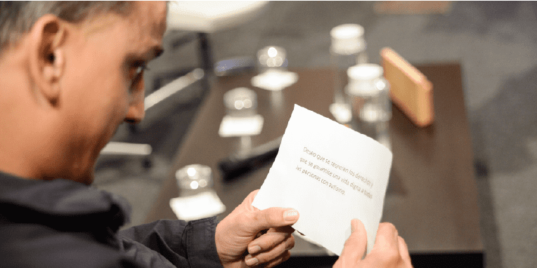 Un hombre leyendo un texto en un papel