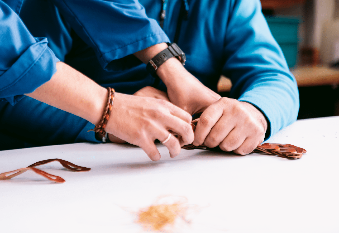 Manos profesional y hombre trabajando cuero
