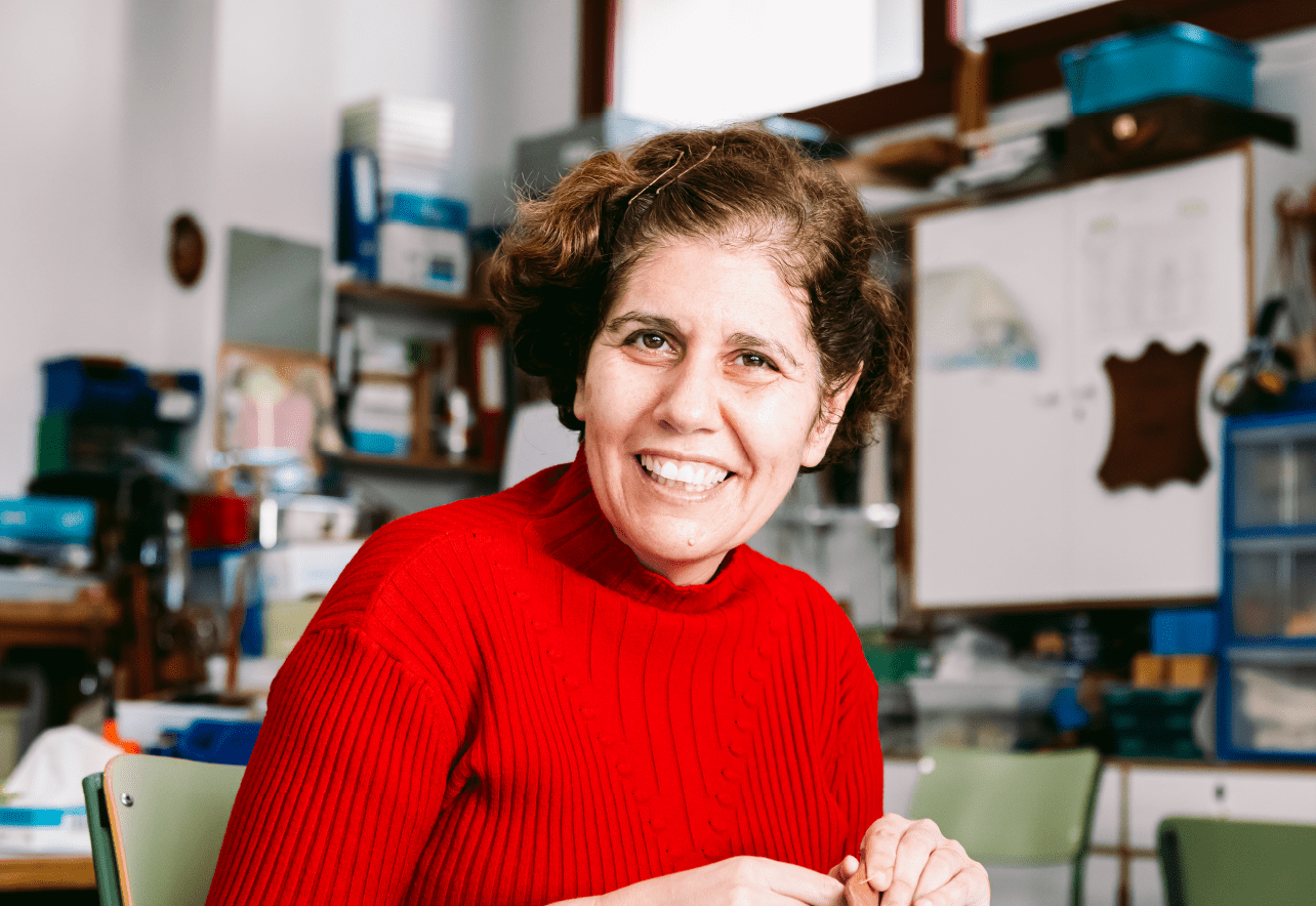 Adulta sonriendo trabajando cuero