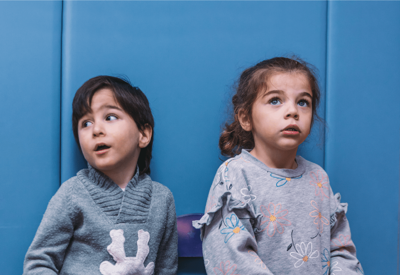 Niño y niña con cara distraida