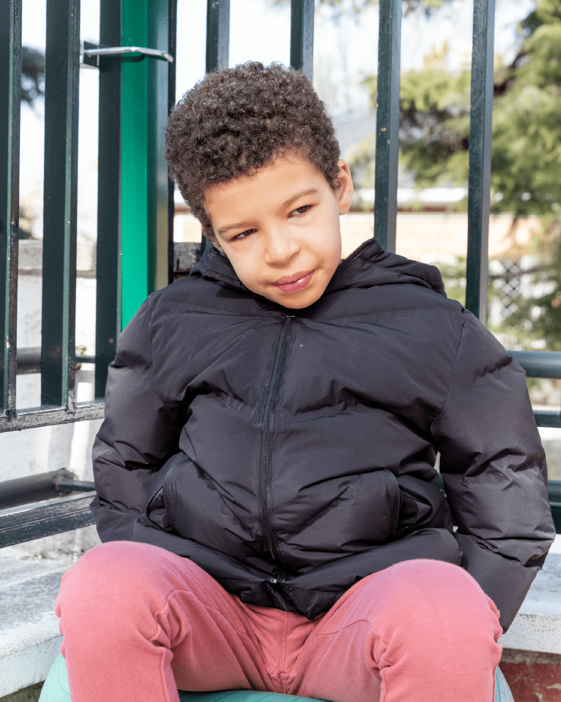 Niño autista en la calle sentado