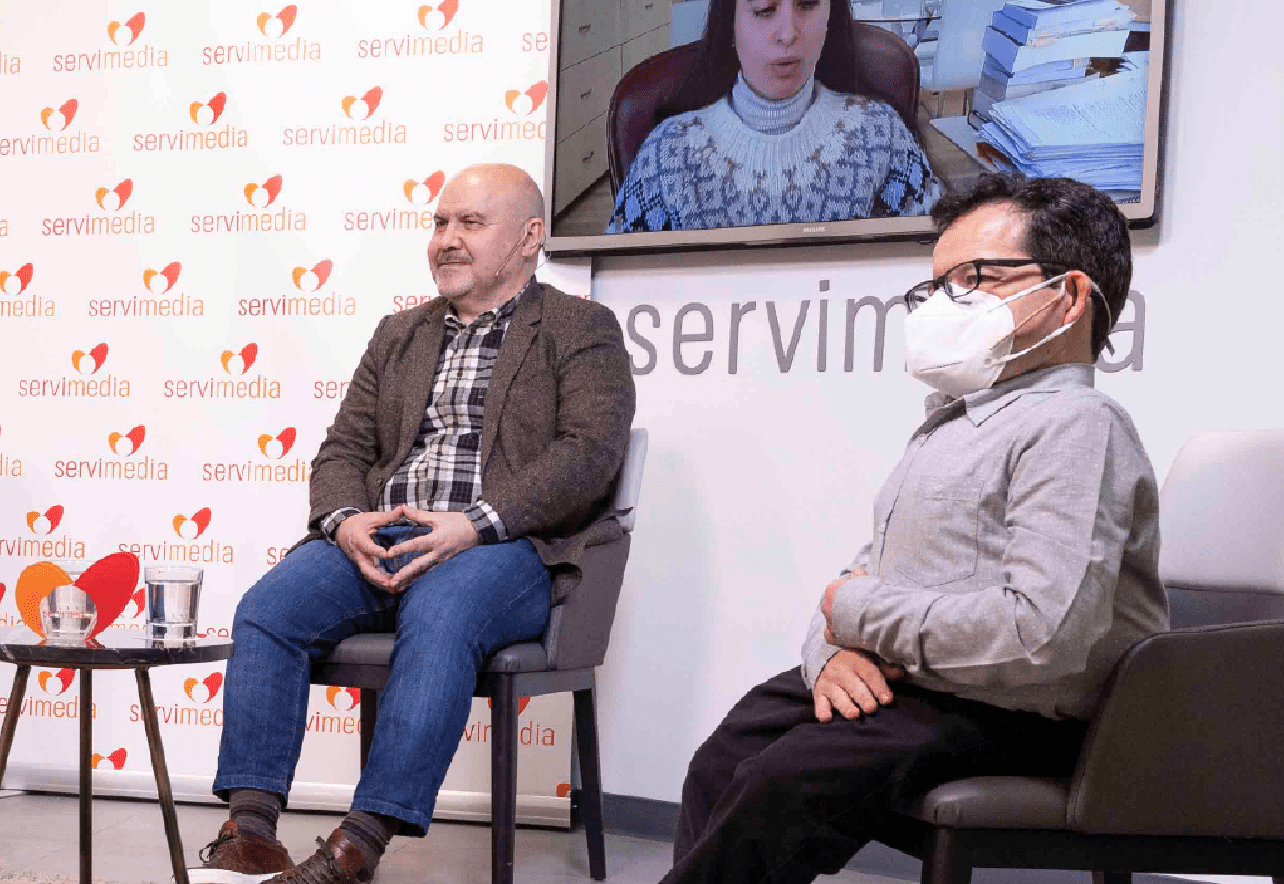 Dos adultos sentados atentos en una videoconferencia.