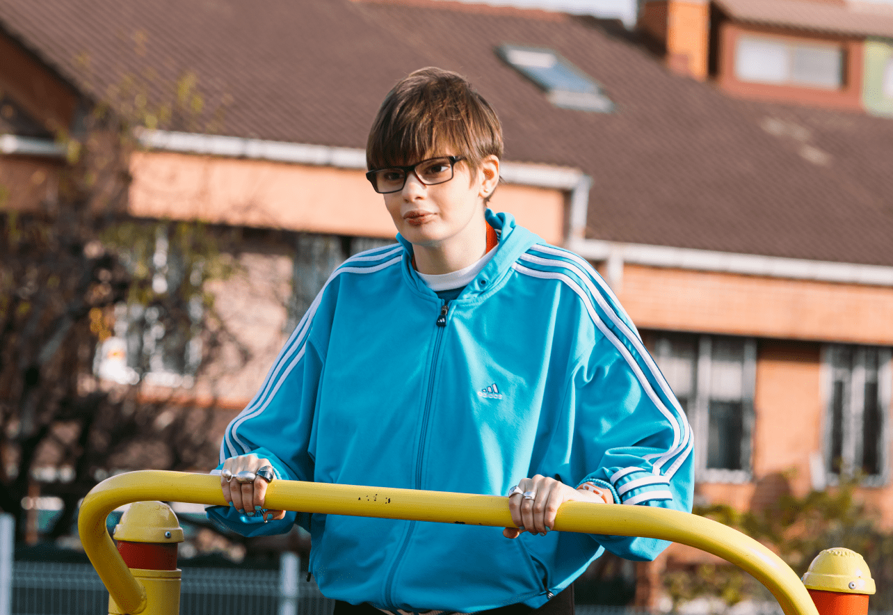 Niño concentrado al aire libre en una màquina de ejercicio