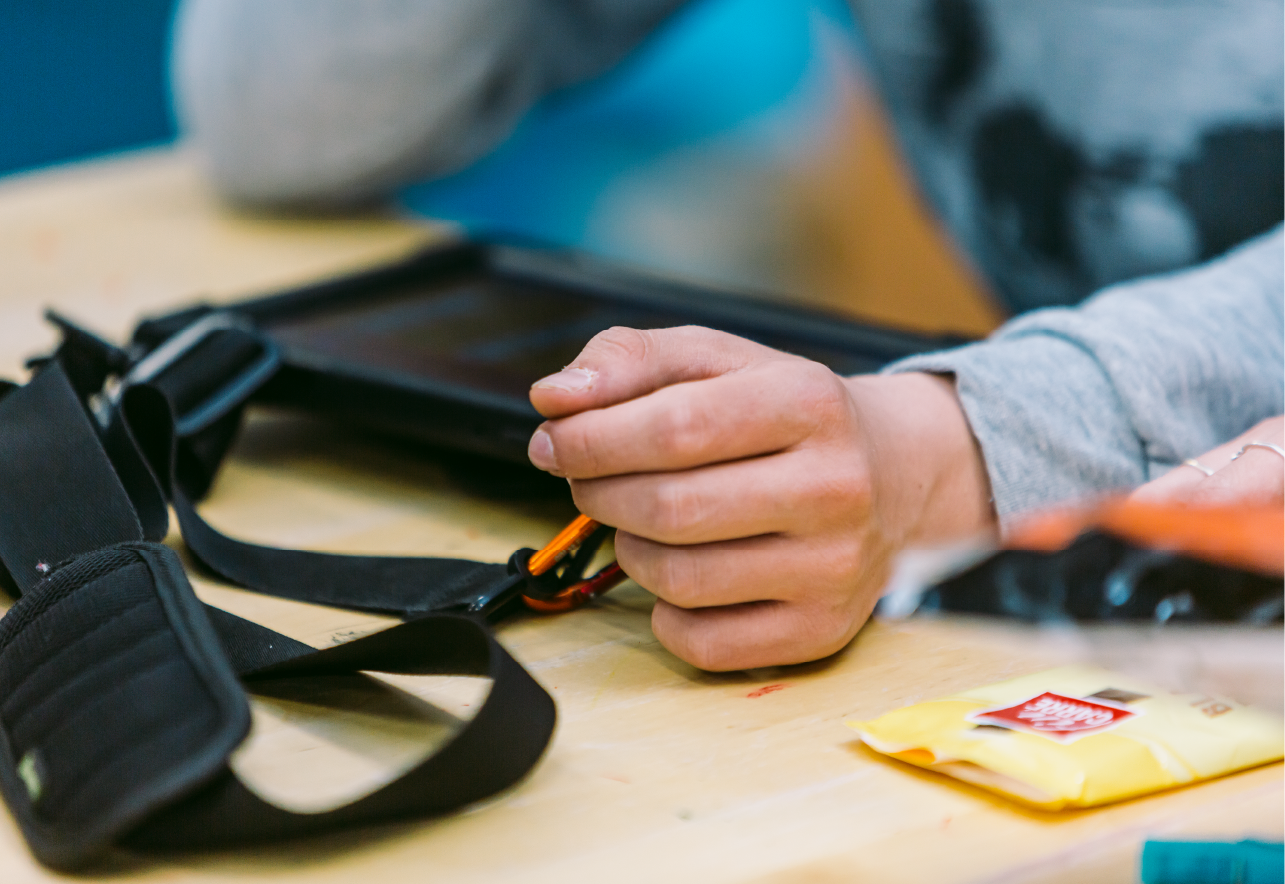 Imagen de una mano encima del pupitre junto a una tablet