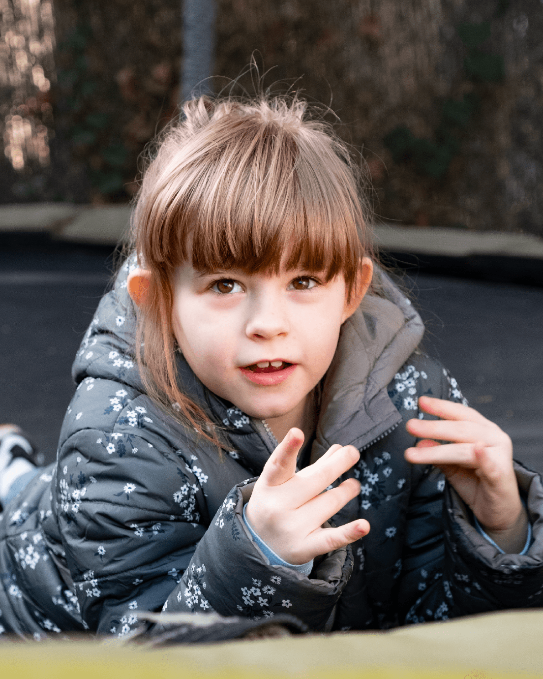 Niña autista en el suelo jugando
