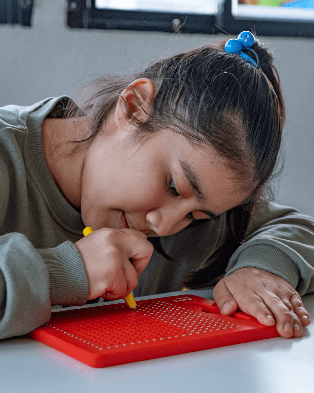 Alumna trabajando en un pupitre concentrada
