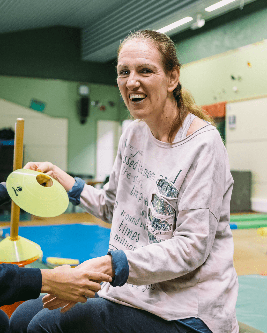 Mujer adulta TEA en gimnasio.