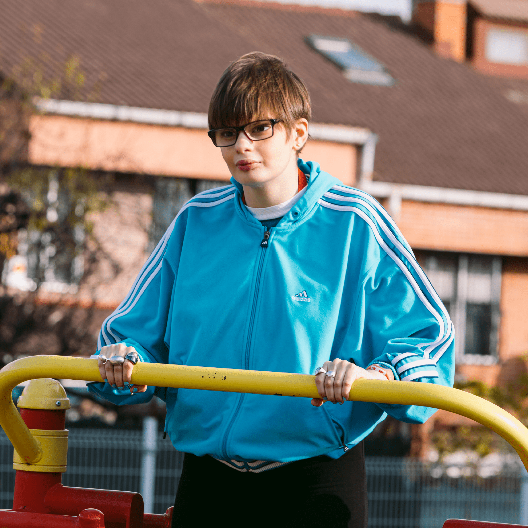Un niño haciendo ejercicio en un parque