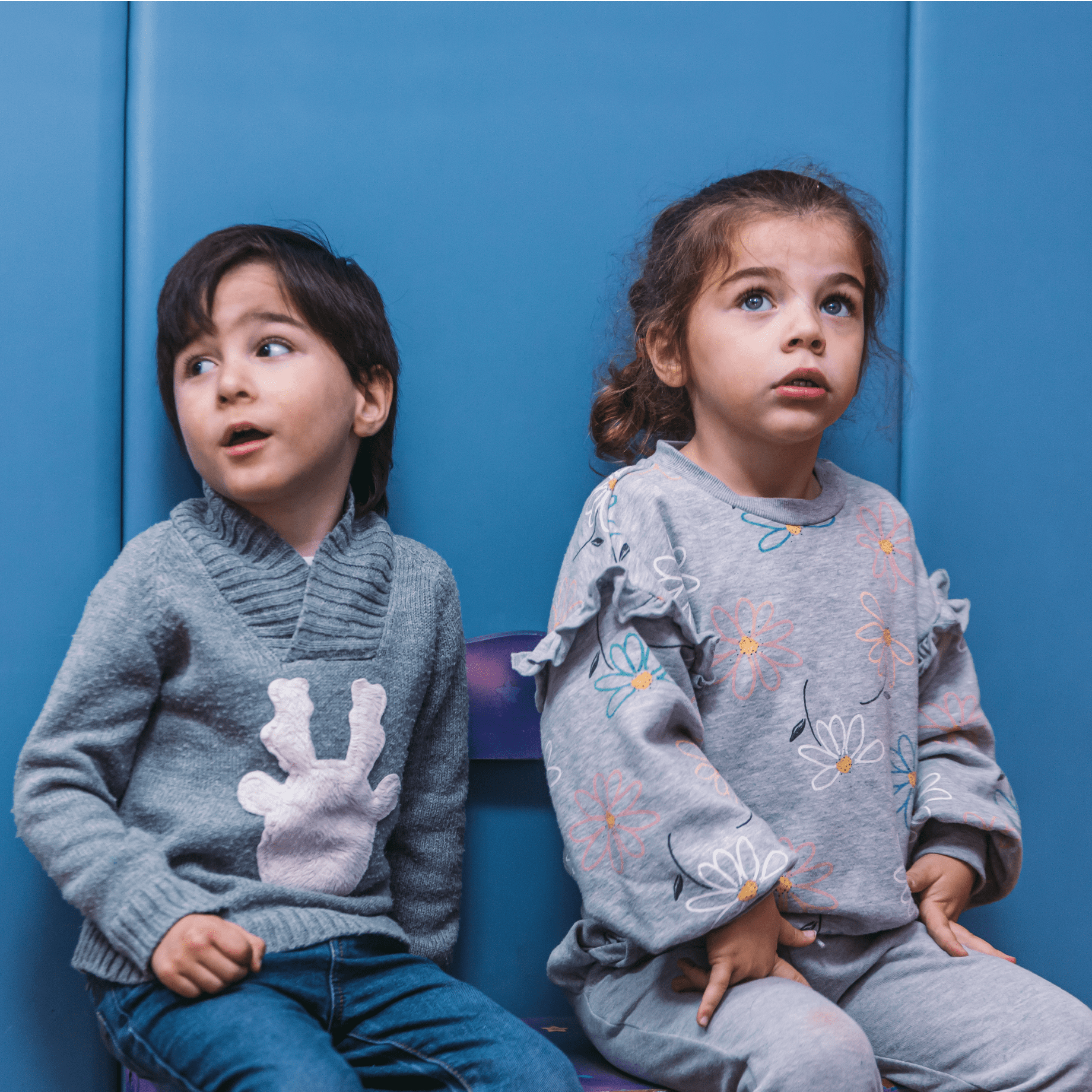 Un niño y una niña sentados