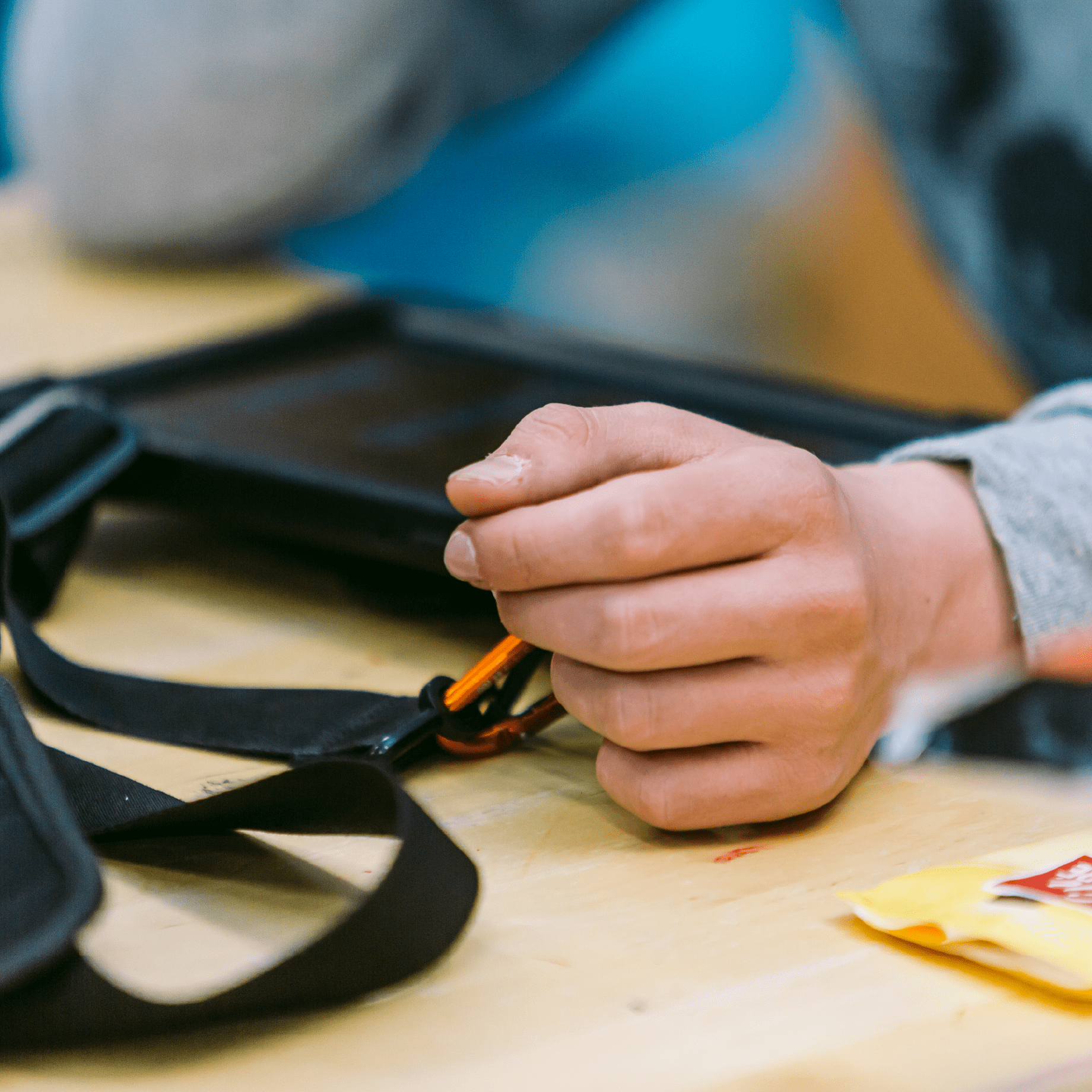 Una mano al lado de una tablet