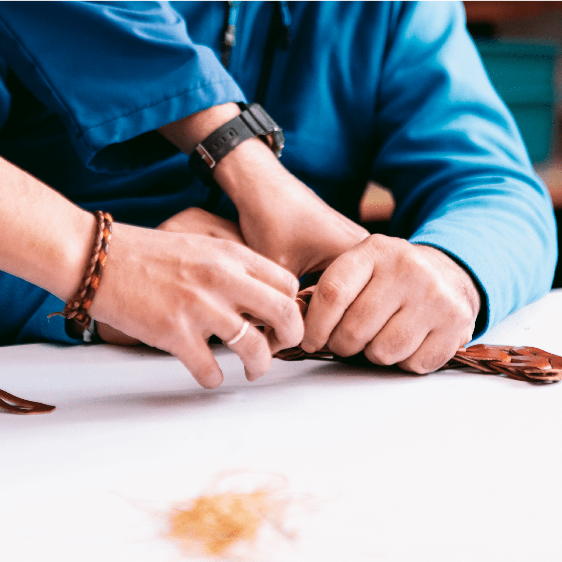 Unas manos trabajando cuero