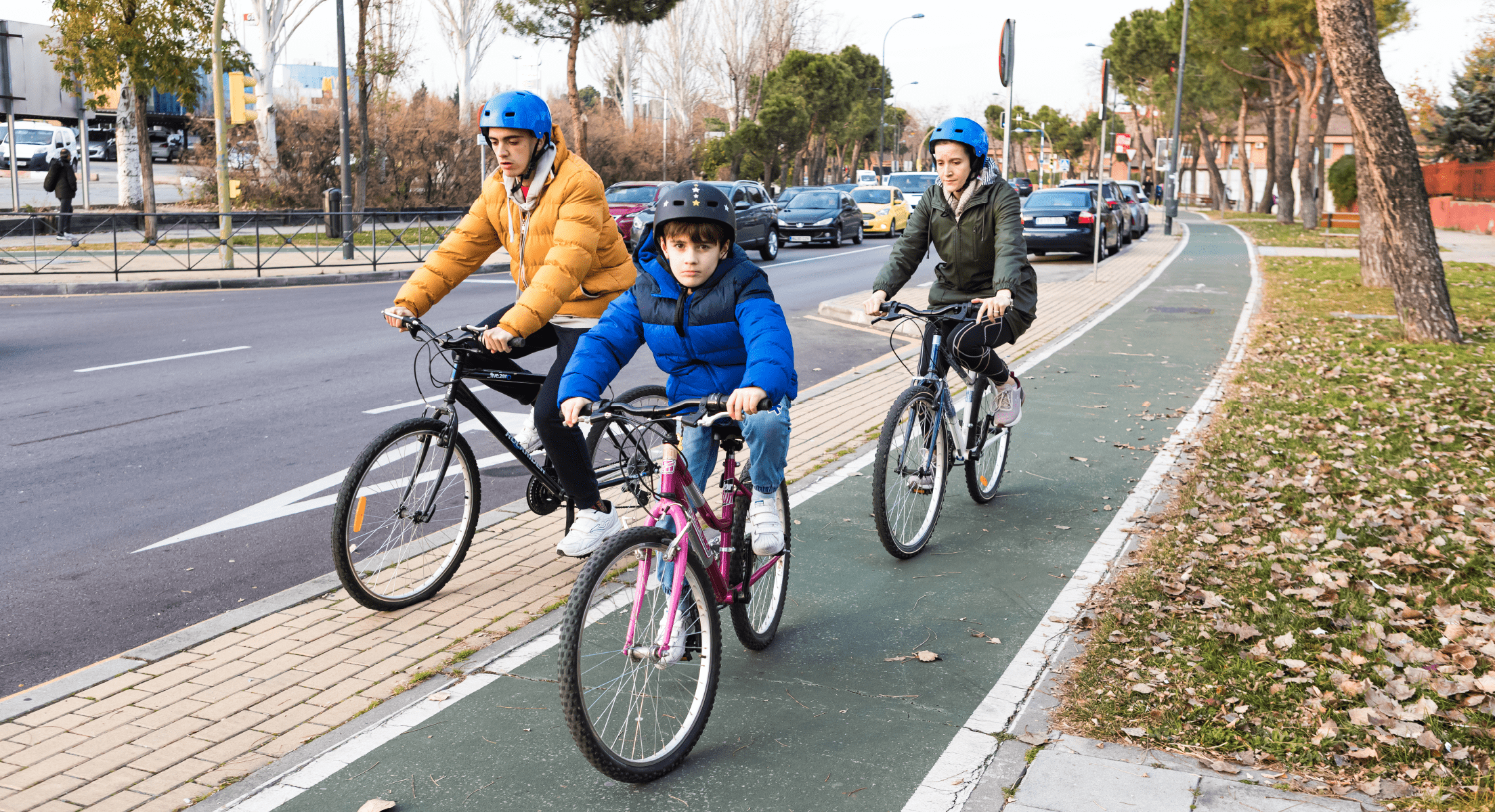Grupo de niños paseando en bicicleta por el carril bici.