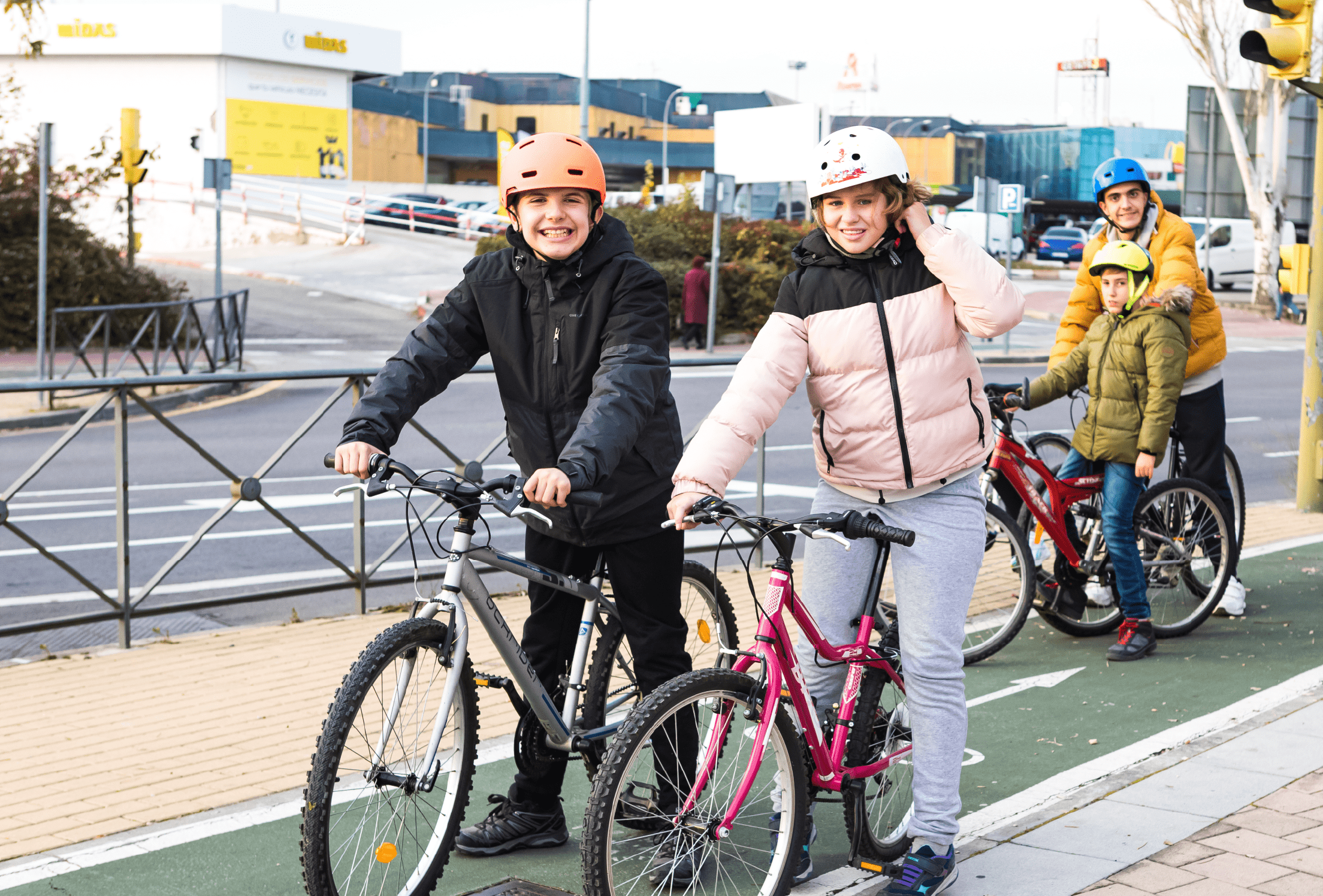 Niñas sonriendo montadas en una bicicleta