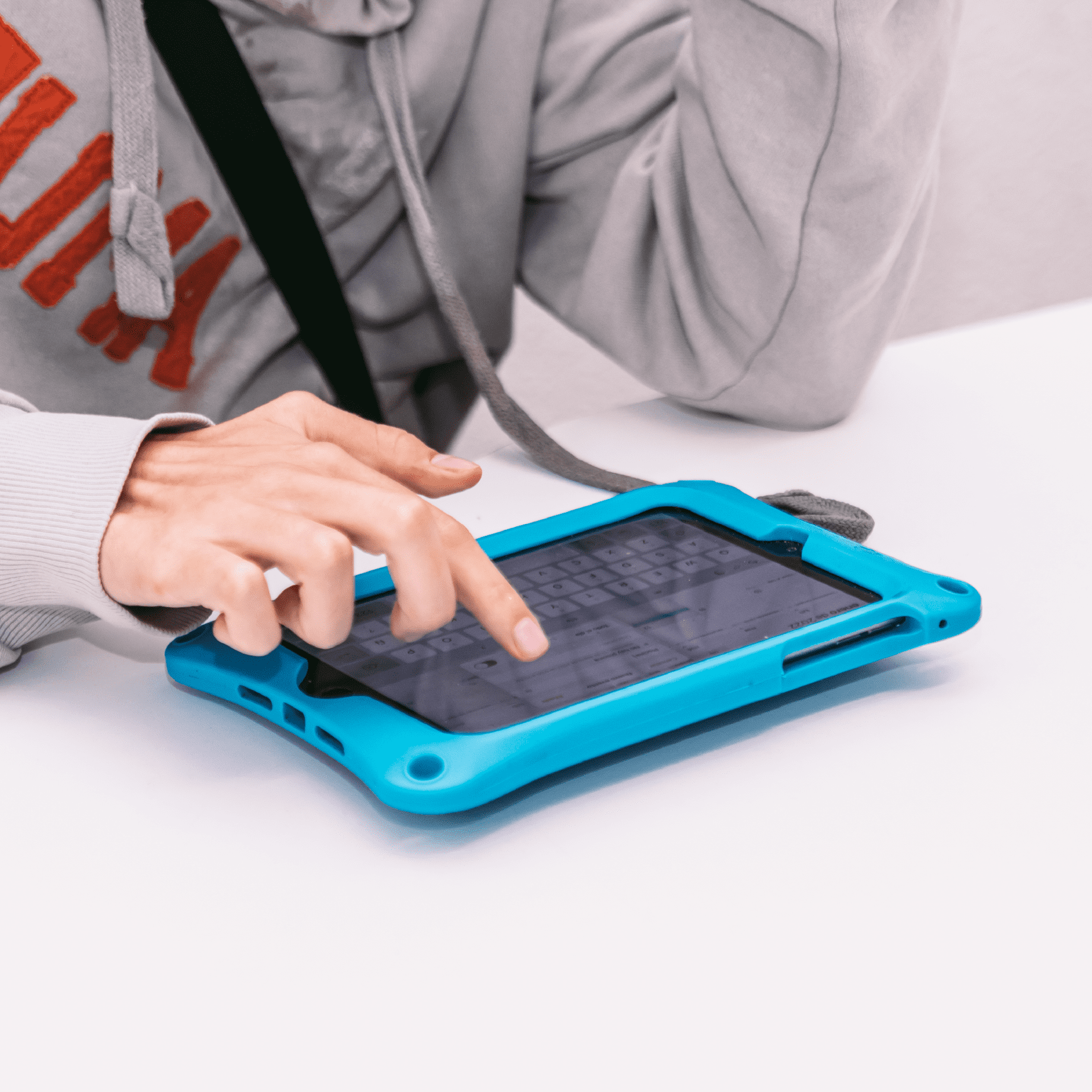 Mano joven utilizando una tablet.