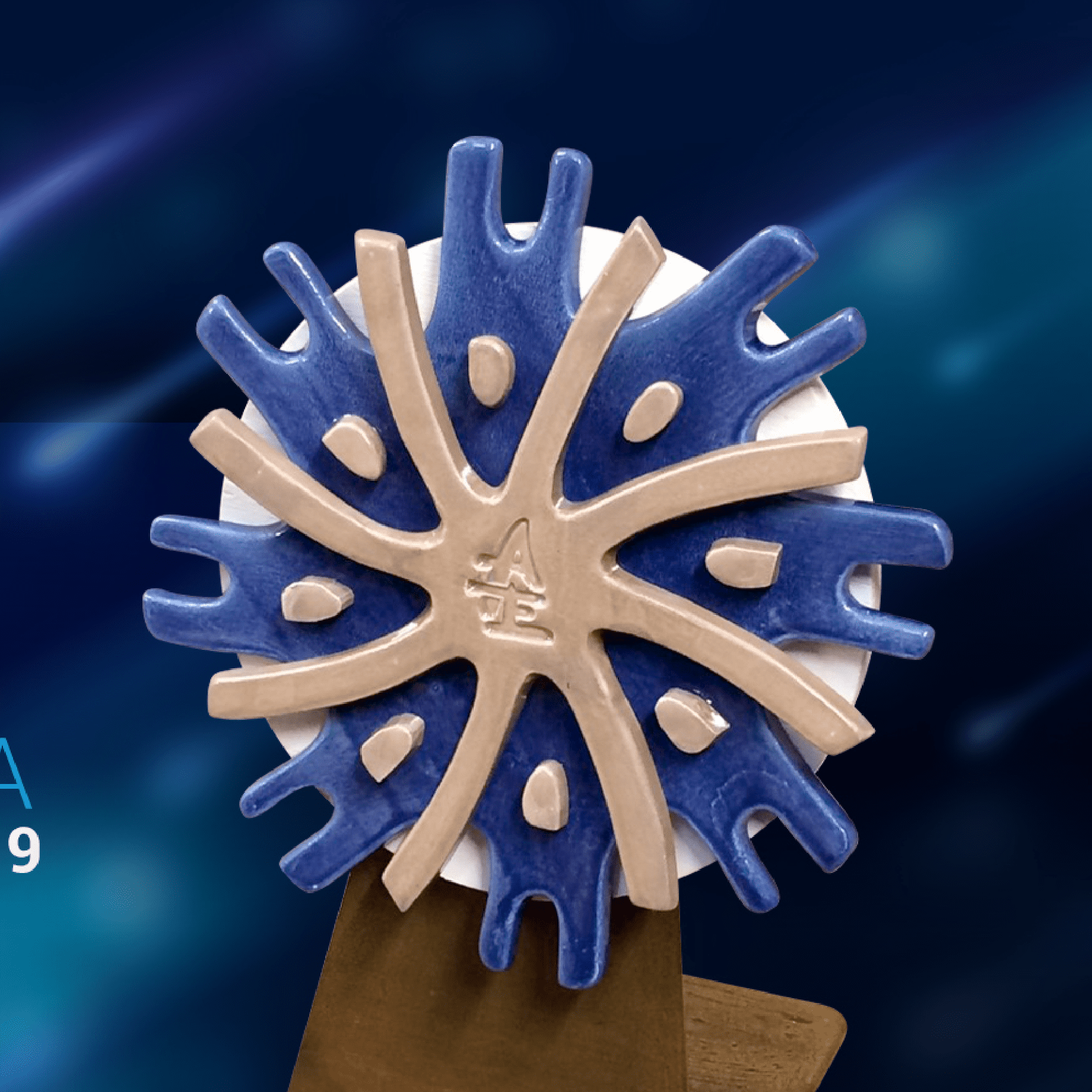 Figura de un premio de Autismo España en forma circular y de color azul