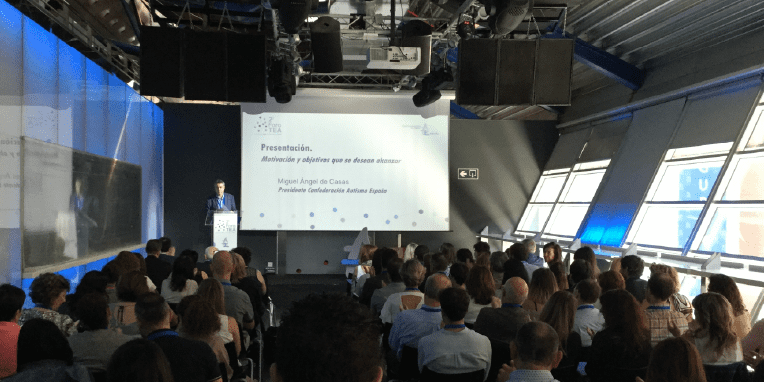 Presentación de Autismo España con muchas personas sentadas asistiendo
