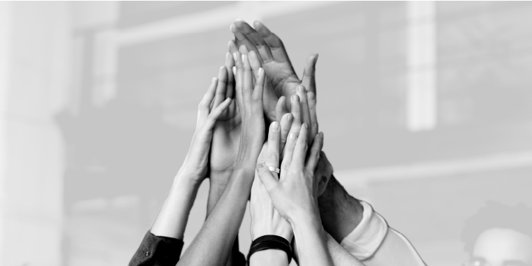 Miniatura de muchas manos unidas en alto