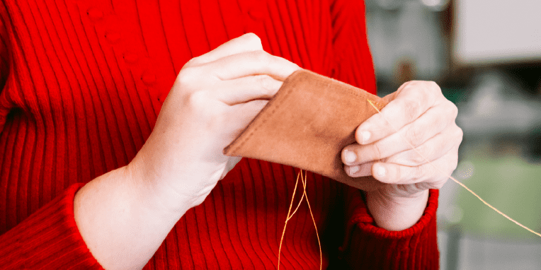 Manos mujer adulta autista trabajando el cuero