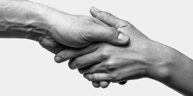 Imagen en blanco y negro de dos manos entrechándose