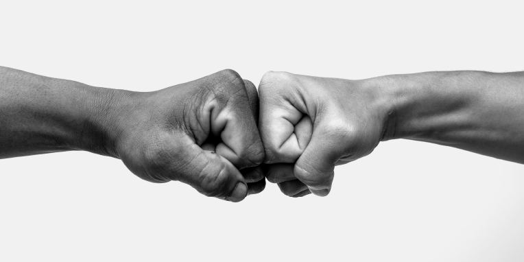 Miniatura de dos puños chocando