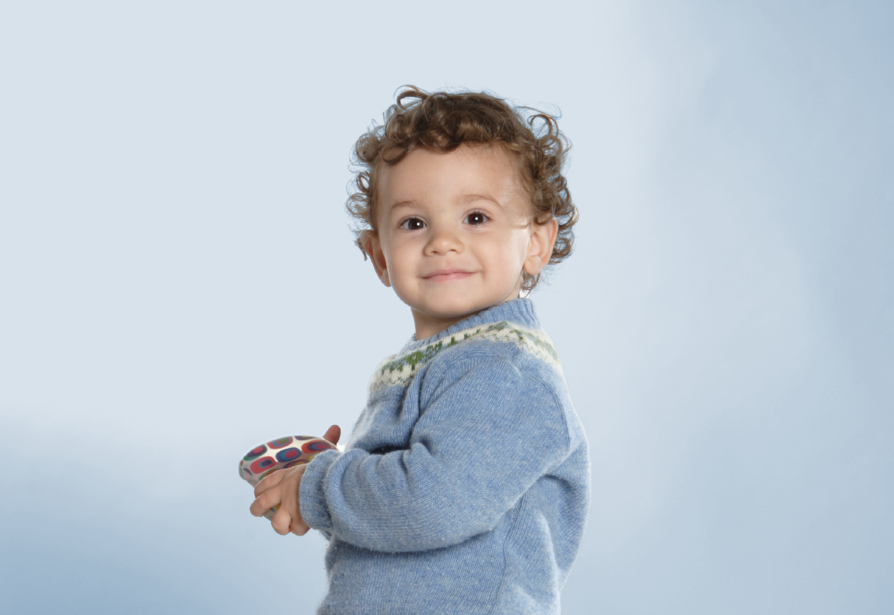 Bebé mirando a cámara con expresión tranquila y confiada