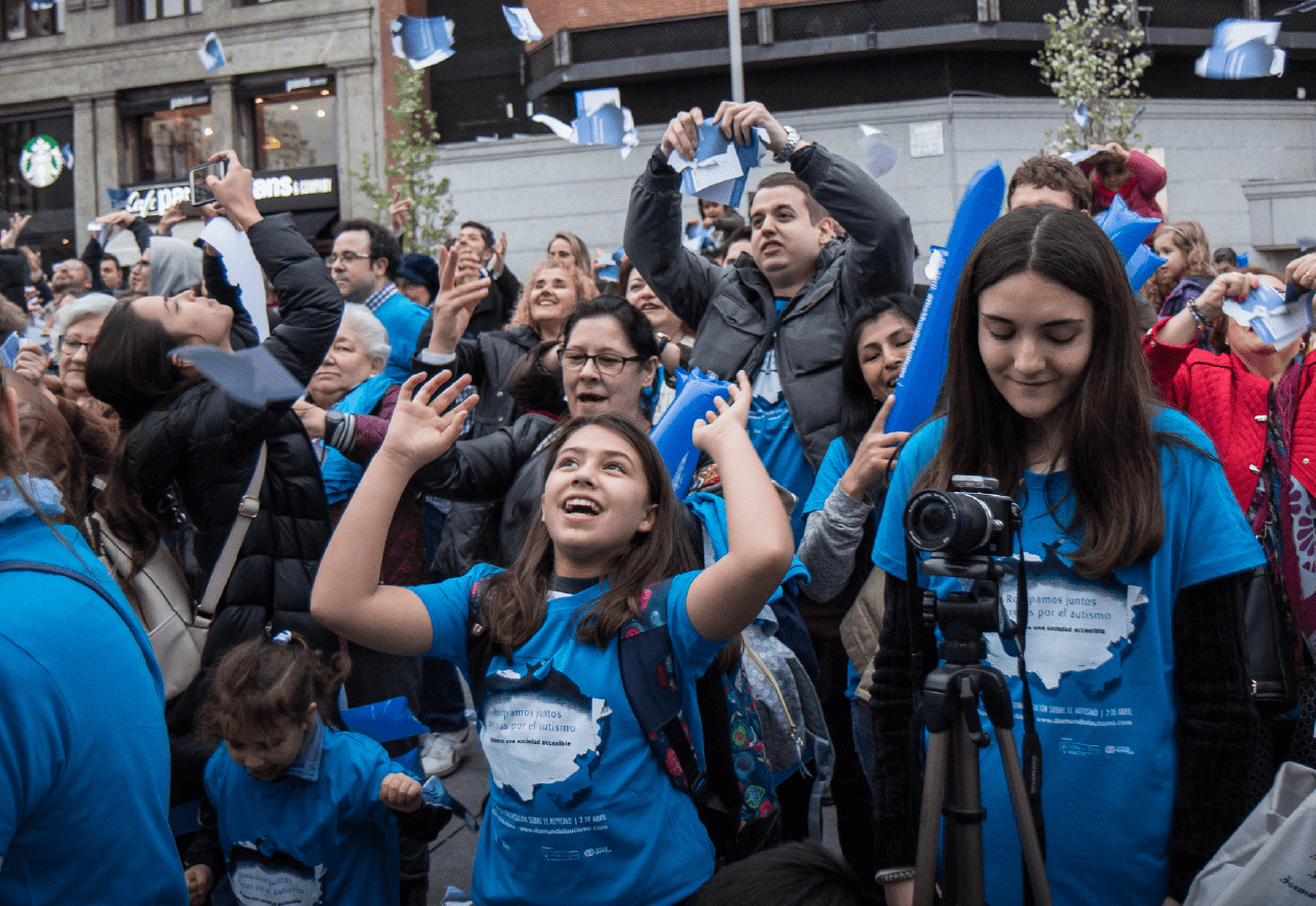 Un grupo de personas con camisetas azules celebrando el Día Mundial de Concienciación sobre el Autismo