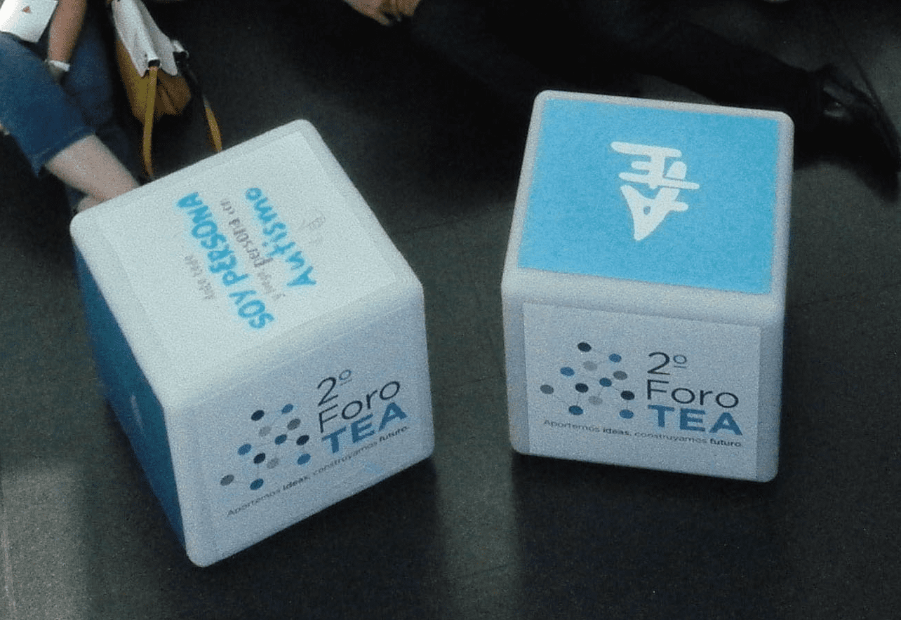 Cubos decorativos con un diseño en azul y el logo de Autismo España