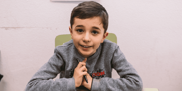 Miniatura de un niño sonriendo a cámara