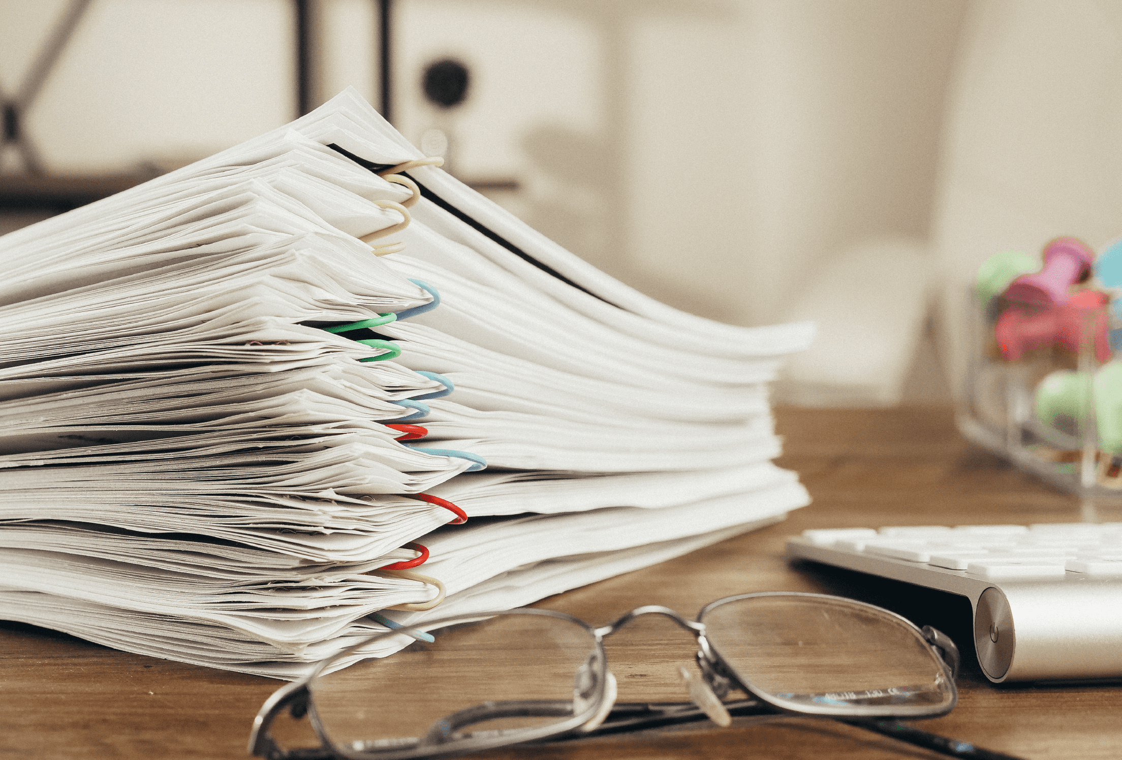 Mesa de escritorio con documentos en orden y gafas de ver