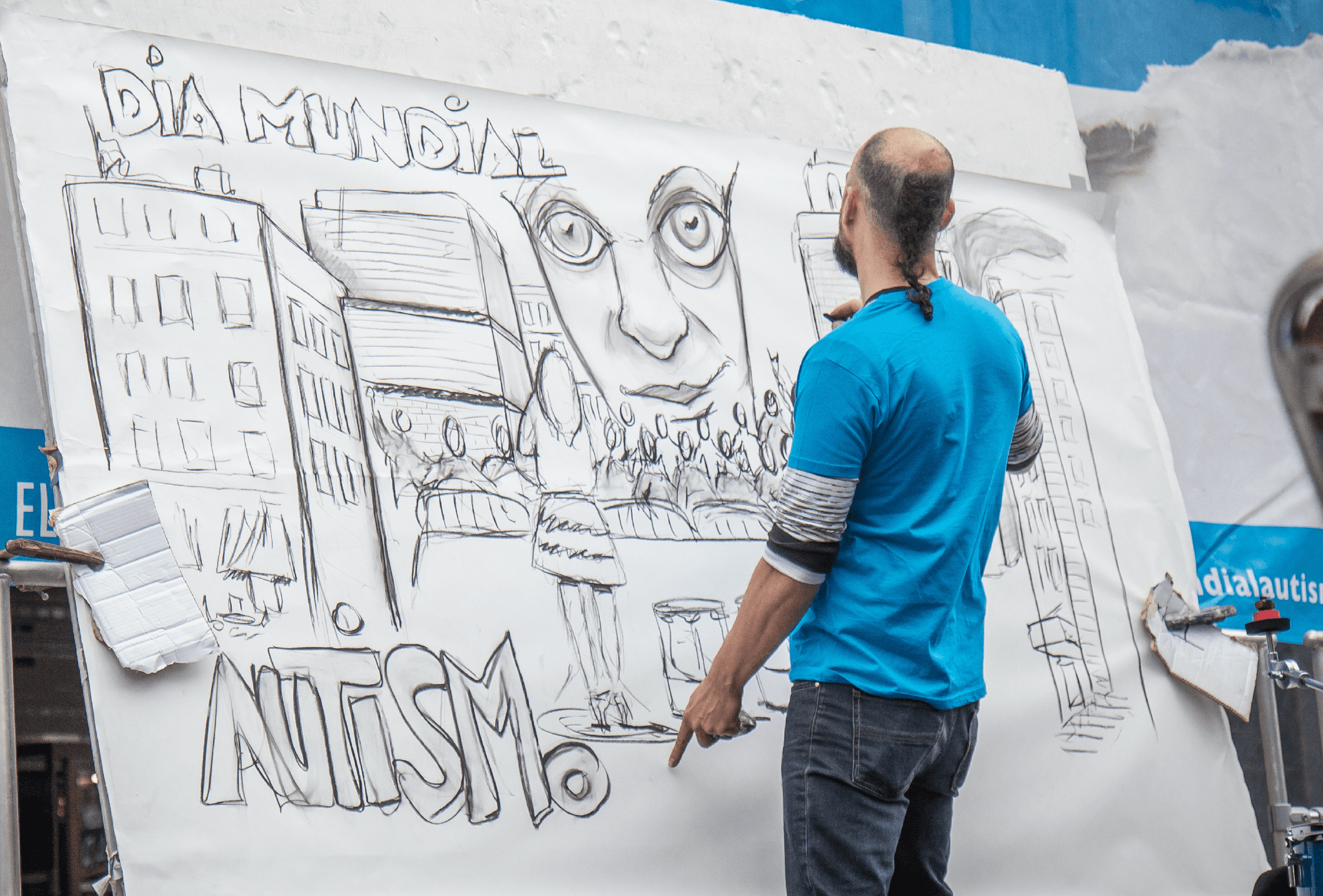 Adulto realizando un dibujo sobre el autismo en blanco y negro