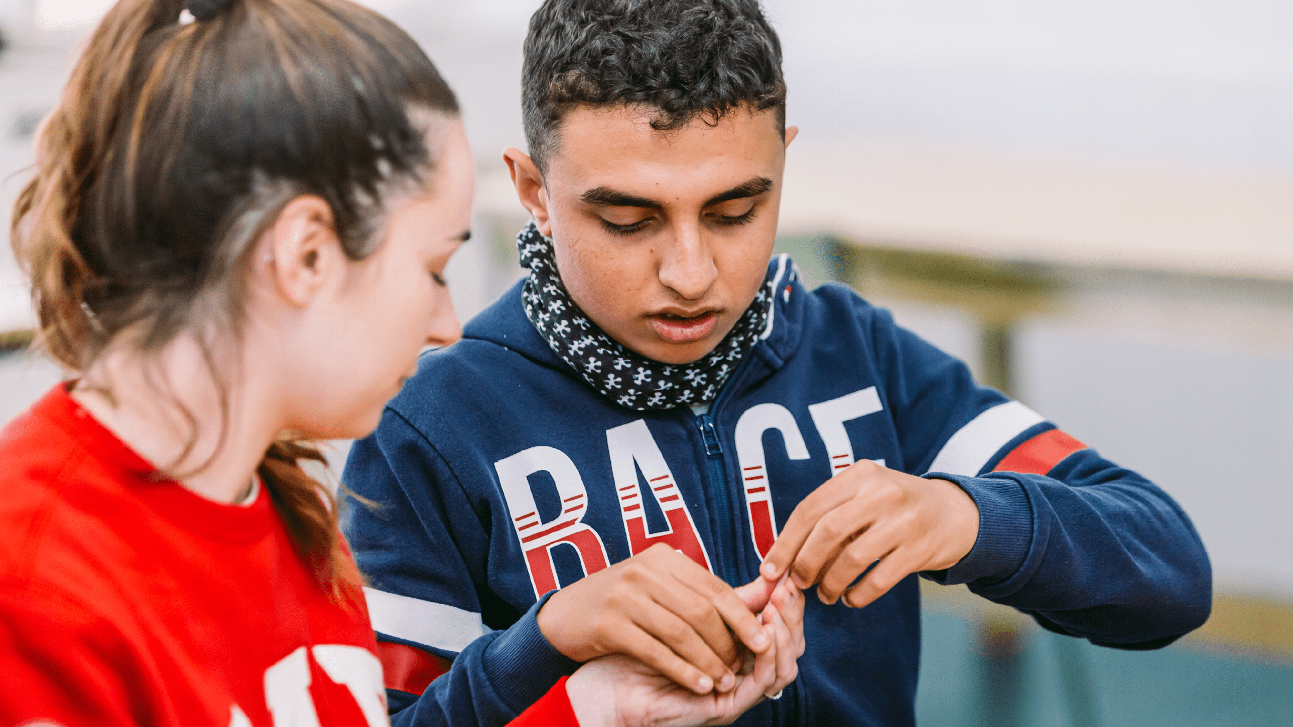 Joven cogiendo de la mano a su profesional del aula