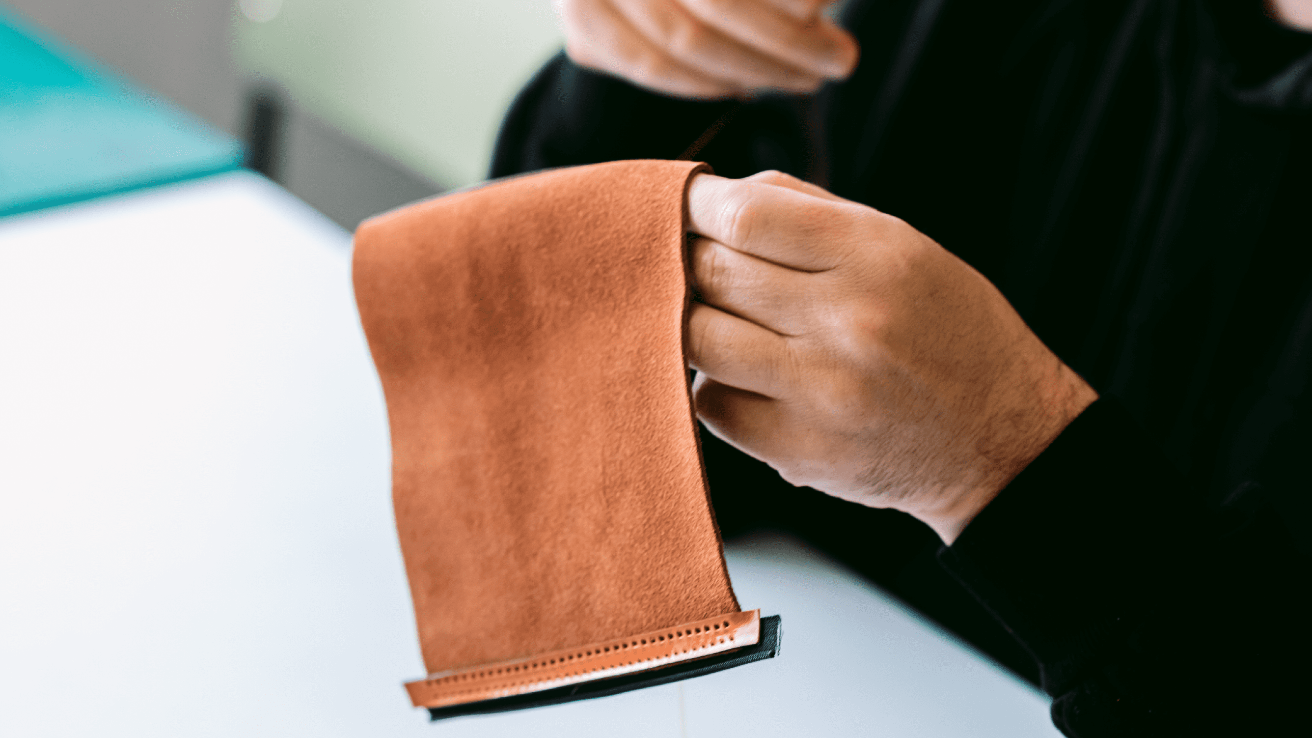 Dos manos trabajando el cuero.