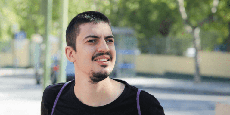 Miniatura de un chico sonriendo en la calle