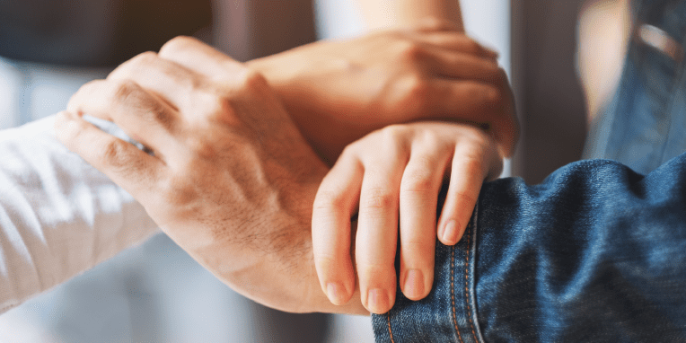 Miniatura de manos entrelazadas