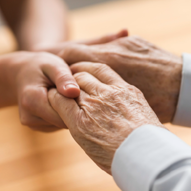 Miniatura de manos de persona joven y persona mayor