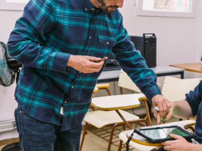 Hombre ayudando a un niño a usar una tablet