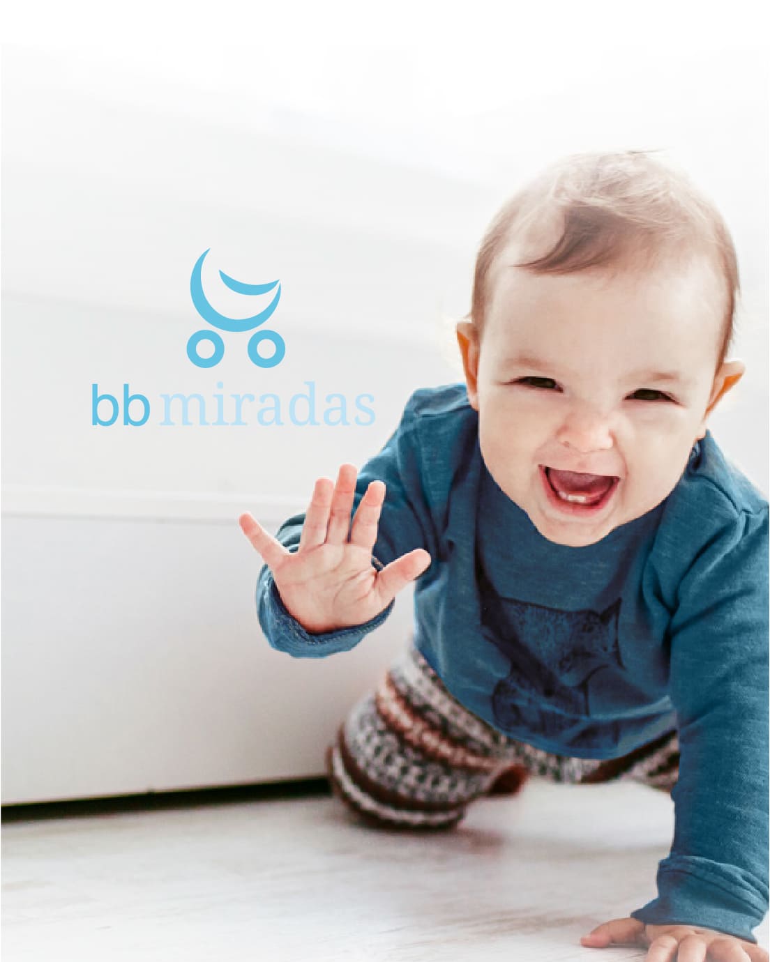 Imagen bebe gateando sonriendo