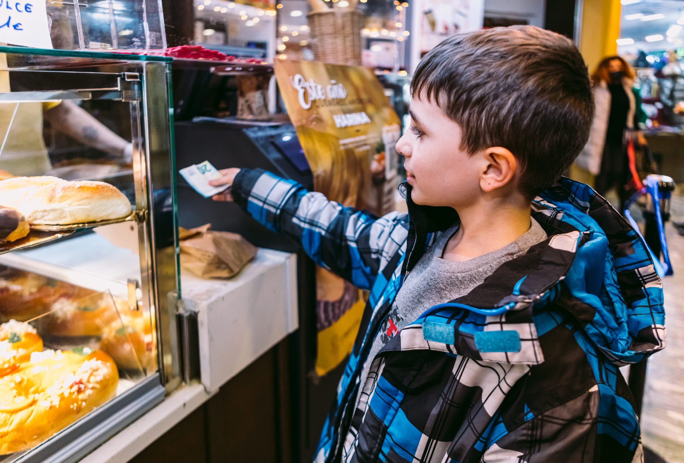 Niño siendo atendido en el mostrador de un establecimiento