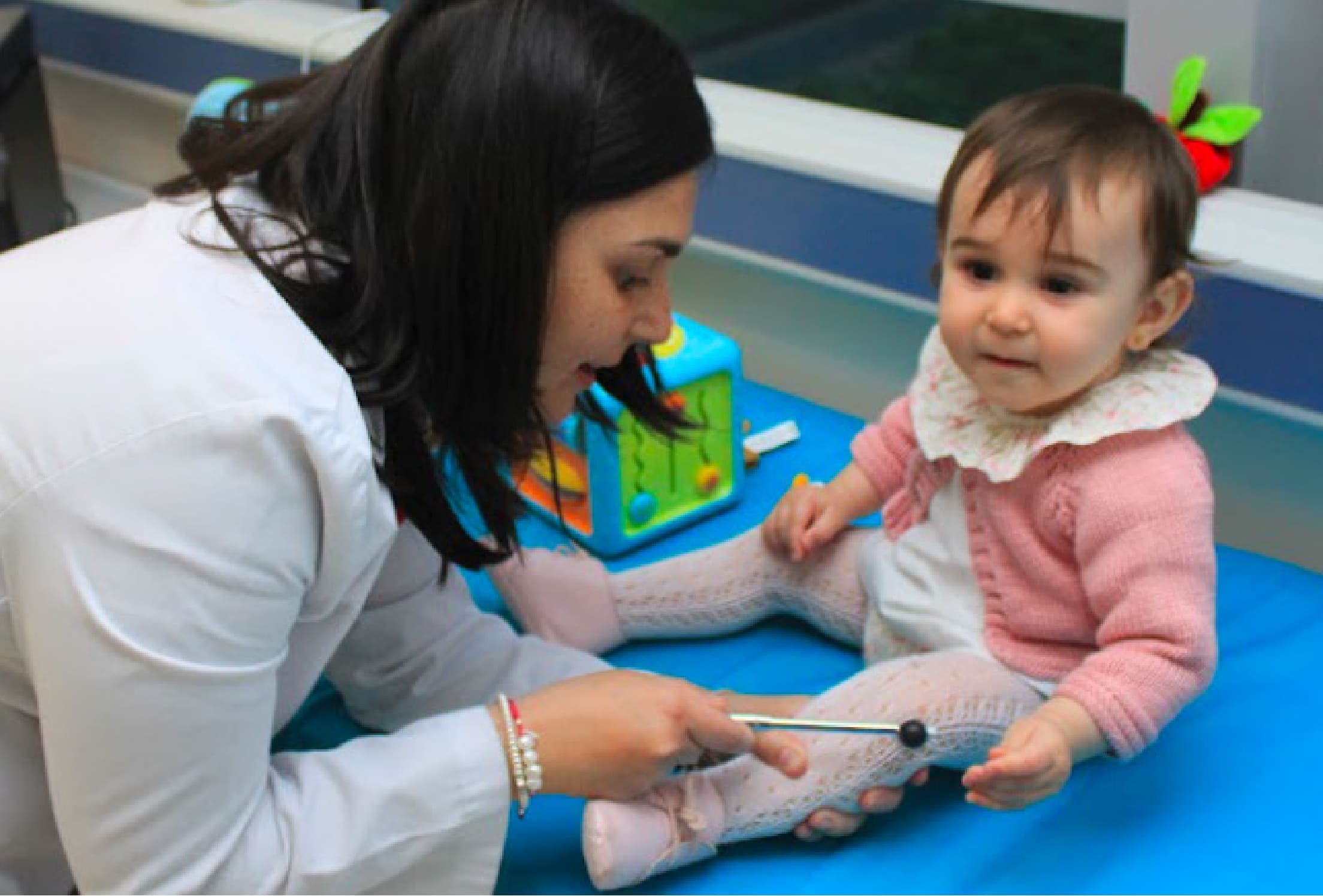 Profesional sanitario auscultando a una niña pequeña.